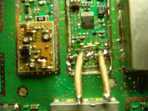 photo shows the 2 stubs with the linking wire on the position where the receiver filter normally goes